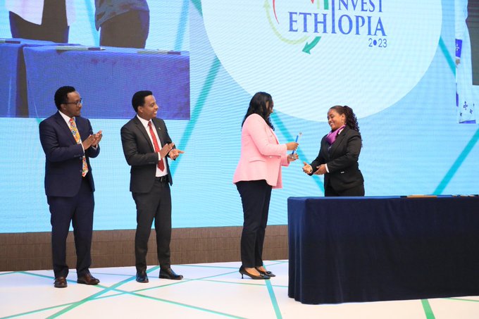 A recognition award is being delivered to platinum sponsors of Invest Ethiopia 2023.-Ethiopian investment